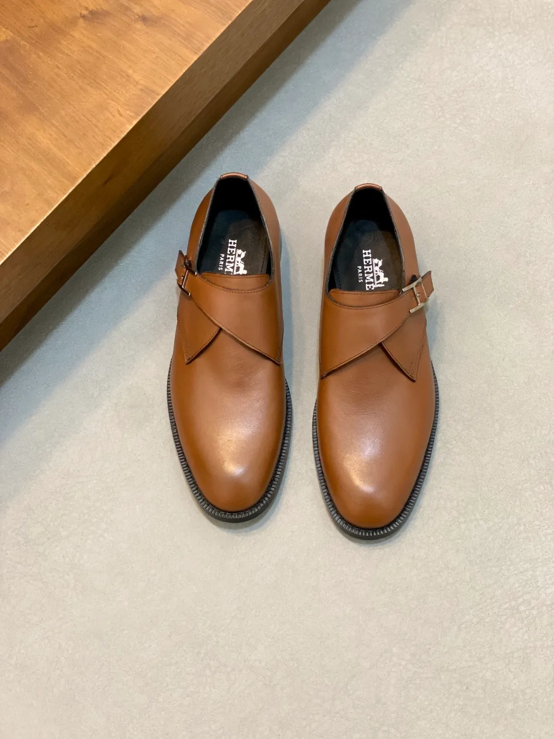 Men's shoes 💰780 HERMES/Hermès GAME slip-on loafers. These loafers are made of matte frosted calfskin. They are equipped with functional Kelly shoe buckles to easily create a fashionable urban style. They are equipped with genuine leather welts and lightweight grooved rubber foam outsole. They have genuine calfskin lining and silk-screen logo feet. They are slip-on design. They are novel and fashionable, with a handsome upper. Comes with a dust bag in the original box! Size: 39-40-41-42-43-44 standard leather shoe size (38/45 can be customized but does not support returns)
